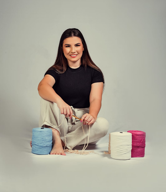 Artesã trabalhando em peças de crochê